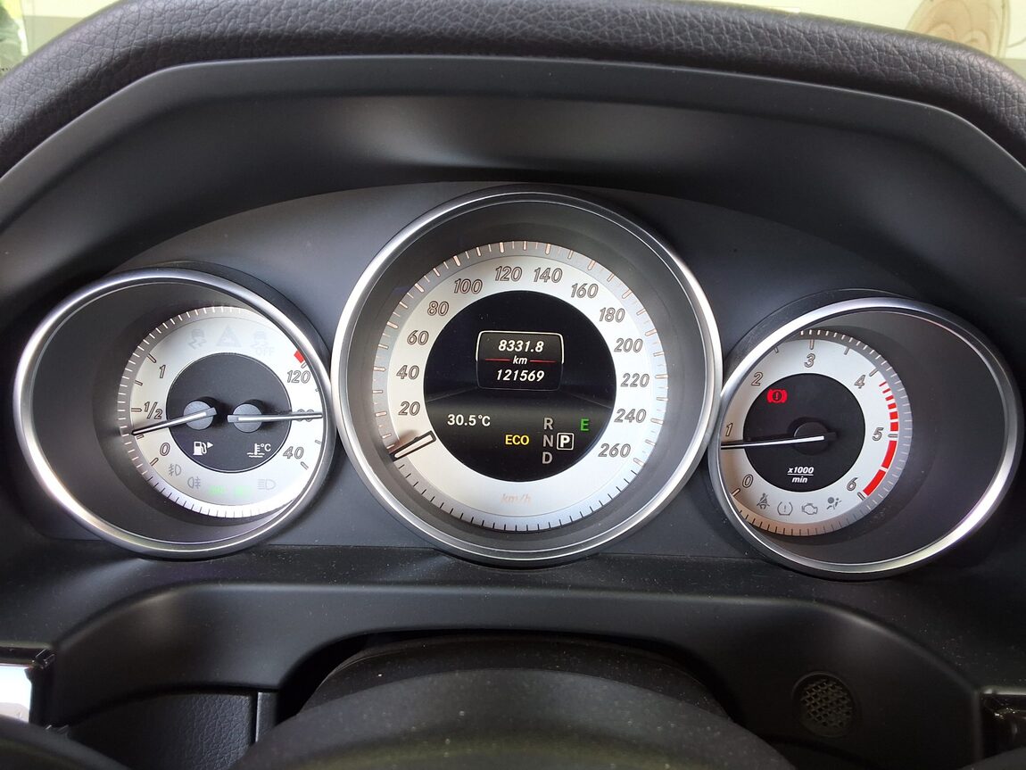 MERCEDES-BENZ E-CLASS (4TH GEN) E220 CDI BLUETEC AVANTGARDE 2016 - zdjęcie 9