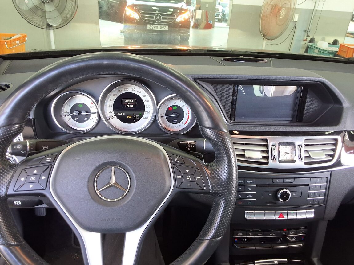 MERCEDES-BENZ E-CLASS (4TH GEN) E220 CDI BLUETEC AVANTGARDE 2016 - zdjęcie 17