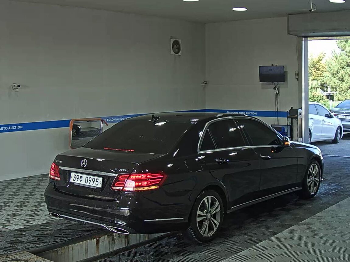 MERCEDES-BENZ E-CLASS (4TH GEN) E220 CDI BLUETEC AVANTGARDE 2016 - zdjęcie 5