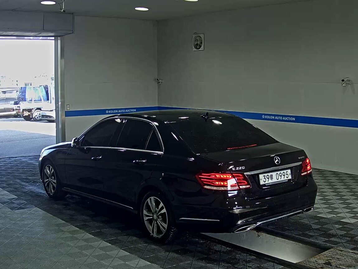 MERCEDES-BENZ E-CLASS (4TH GEN) E220 CDI BLUETEC AVANTGARDE 2016 - zdjęcie 6