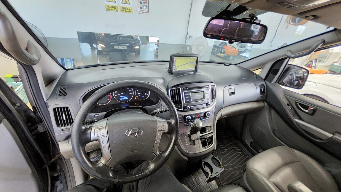 HYUNDAI THE NEW GRAND STAREX 11-SEATER DIESEL MODERN 2021 - zdjęcie 17