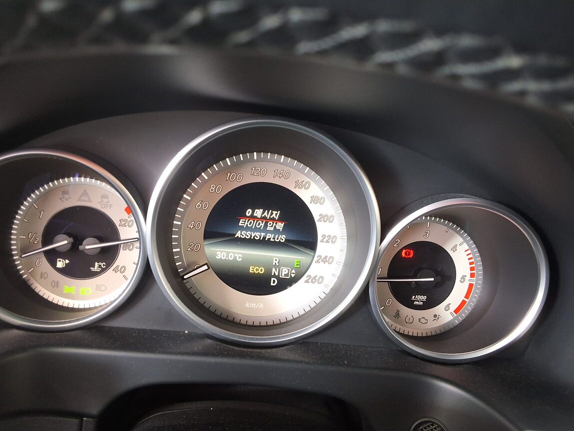 MERCEDES-BENZ E-CLASS (4TH GEN) E250 CDI 4MATIC 2014 - zdjęcie 27