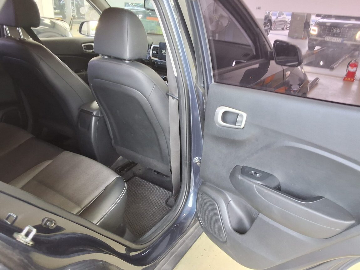 HYUNDAI VENUE 1.6 GASOLINE SMART 2020 - zdjęcie 13