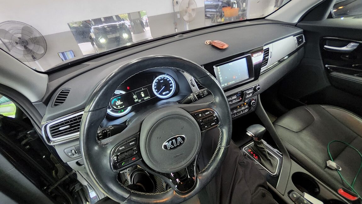 KIA NIRO 1.6 HYBRID PRESTIGE 2017 - zdjęcie 11