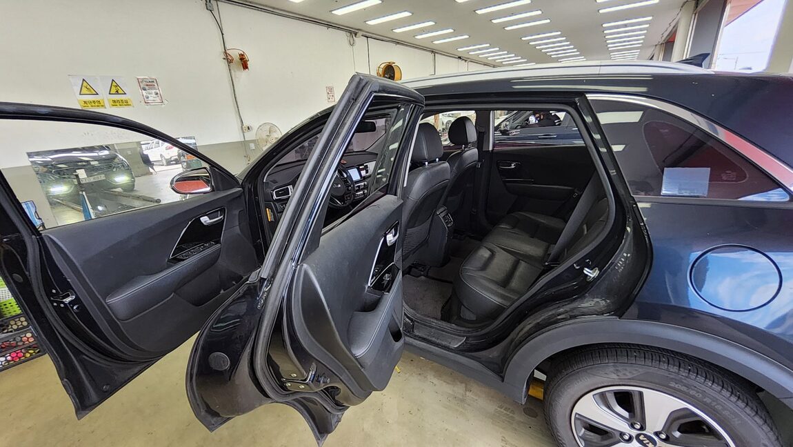 KIA NIRO 1.6 HYBRID PRESTIGE 2017 - zdjęcie 12
