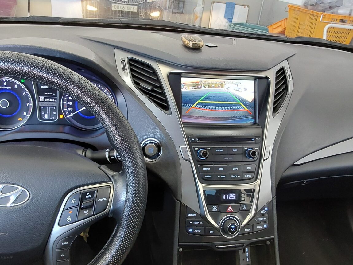 HYUNDAI GRANDEUR HG HG 240 MODERN 2014 - zdjęcie 17
