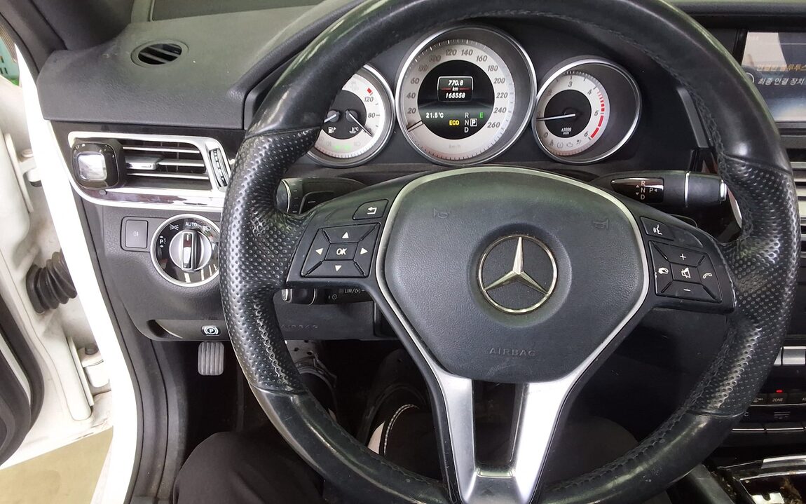 MERCEDES-BENZ E-CLASS (4TH GEN) E220 CDI BLUETEC AVANTGARDE SPORT 2016 - zdjęcie 17