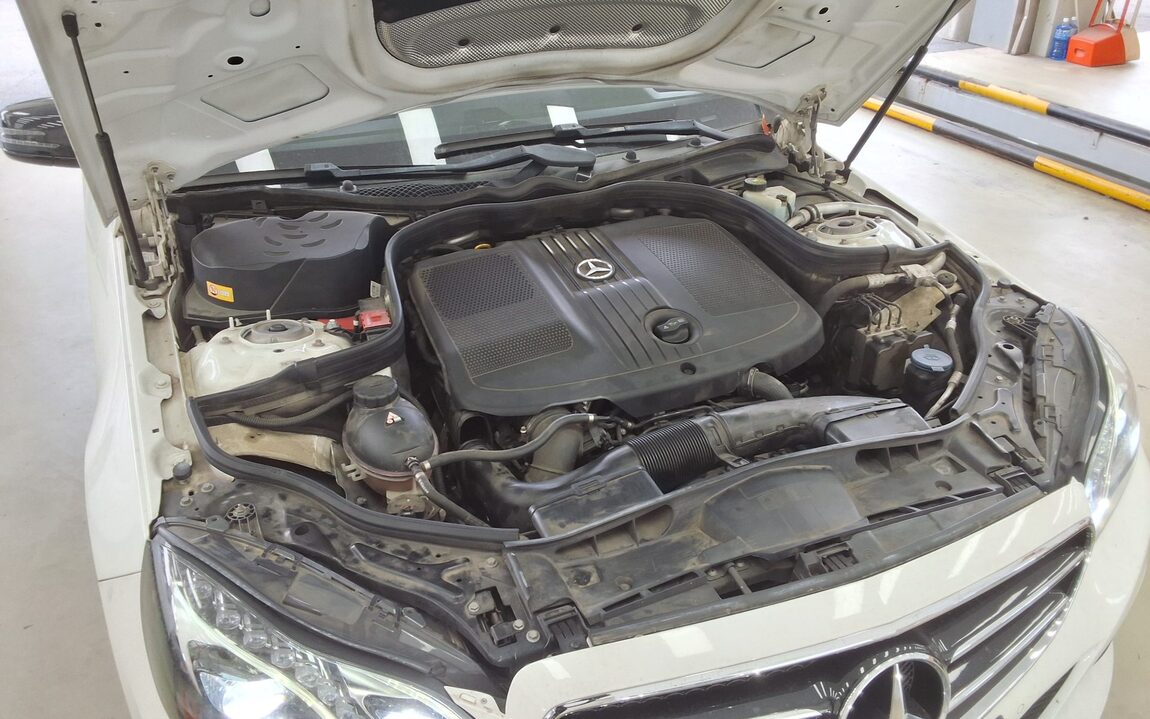 MERCEDES-BENZ E-CLASS (4TH GEN) E220 CDI BLUETEC AVANTGARDE SPORT 2016 - zdjęcie 23
