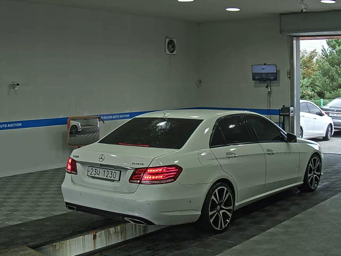 MERCEDES-BENZ E-CLASS (4TH GEN) E220 CDI BLUETEC AVANTGARDE SPORT 2016 - zdjęcie 5
