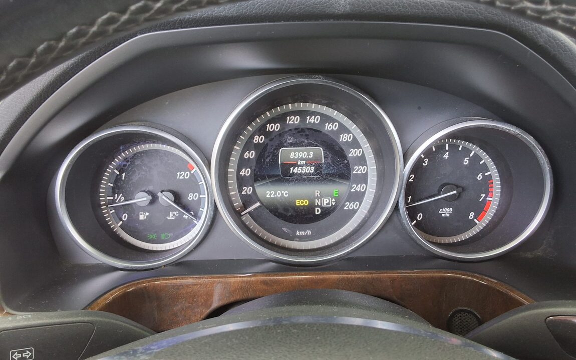 MERCEDES-BENZ E-CLASS (4TH GEN) E200 ELEGANCE 2014 - zdjęcie 9