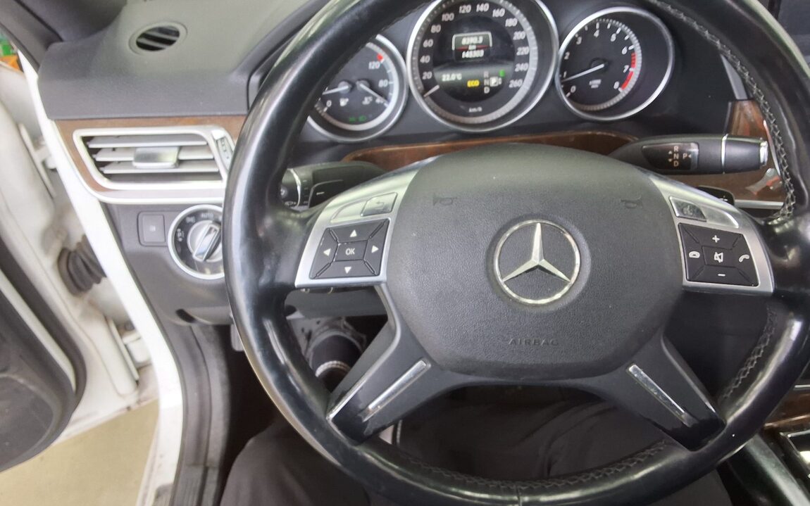 MERCEDES-BENZ E-CLASS (4TH GEN) E200 ELEGANCE 2014 - zdjęcie 17