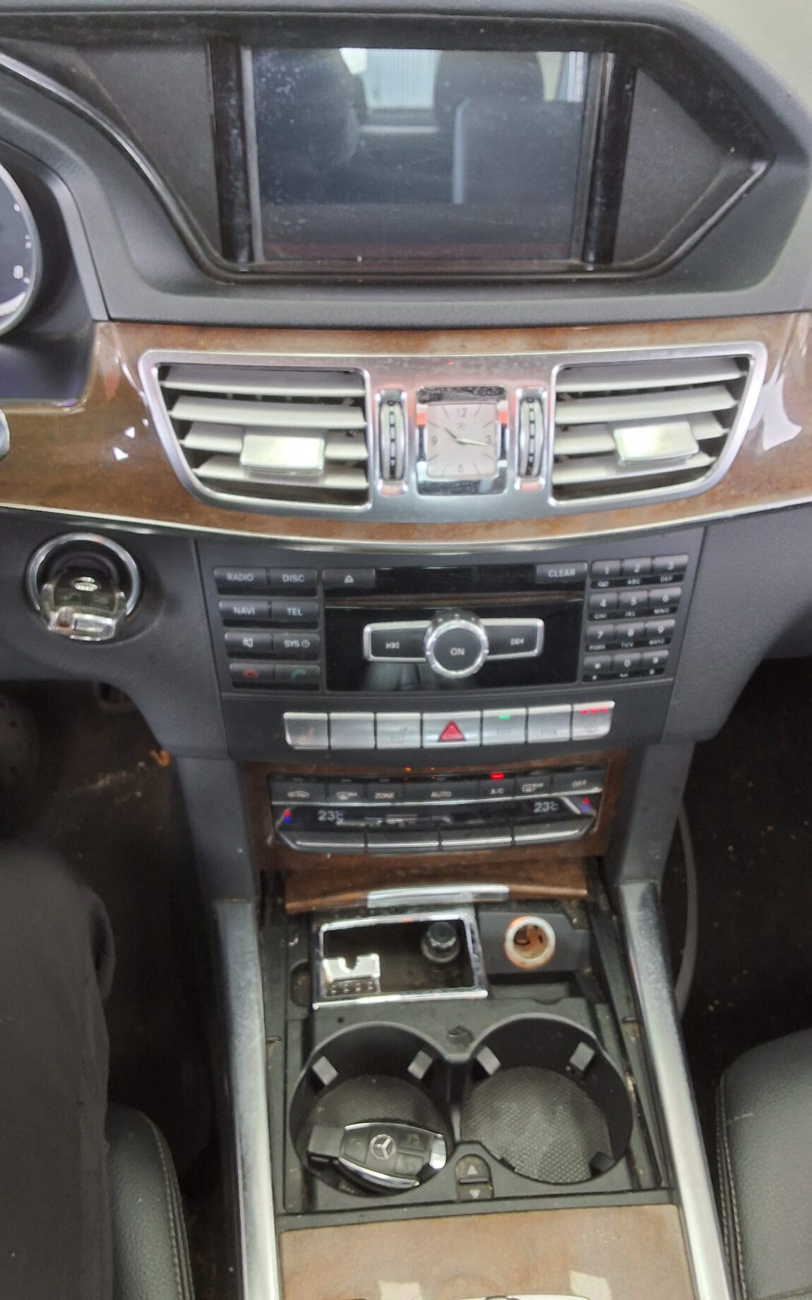 MERCEDES-BENZ E-CLASS (4TH GEN) E200 ELEGANCE 2014 - zdjęcie 18