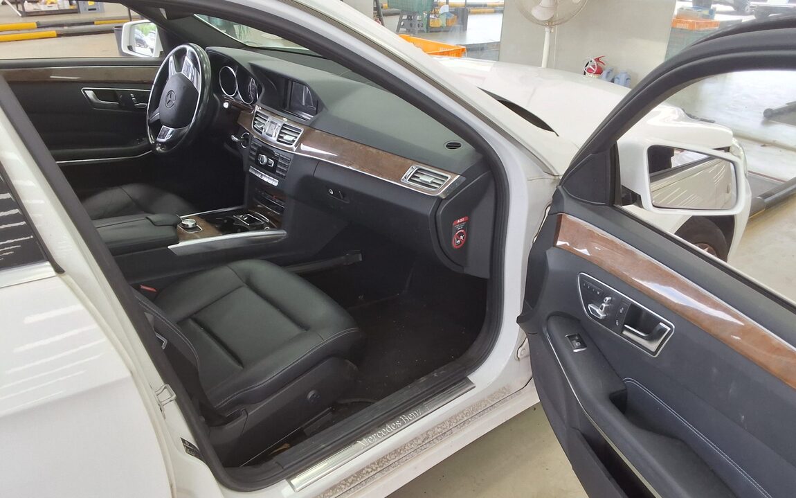 MERCEDES-BENZ E-CLASS (4TH GEN) E200 ELEGANCE 2014 - zdjęcie 14
