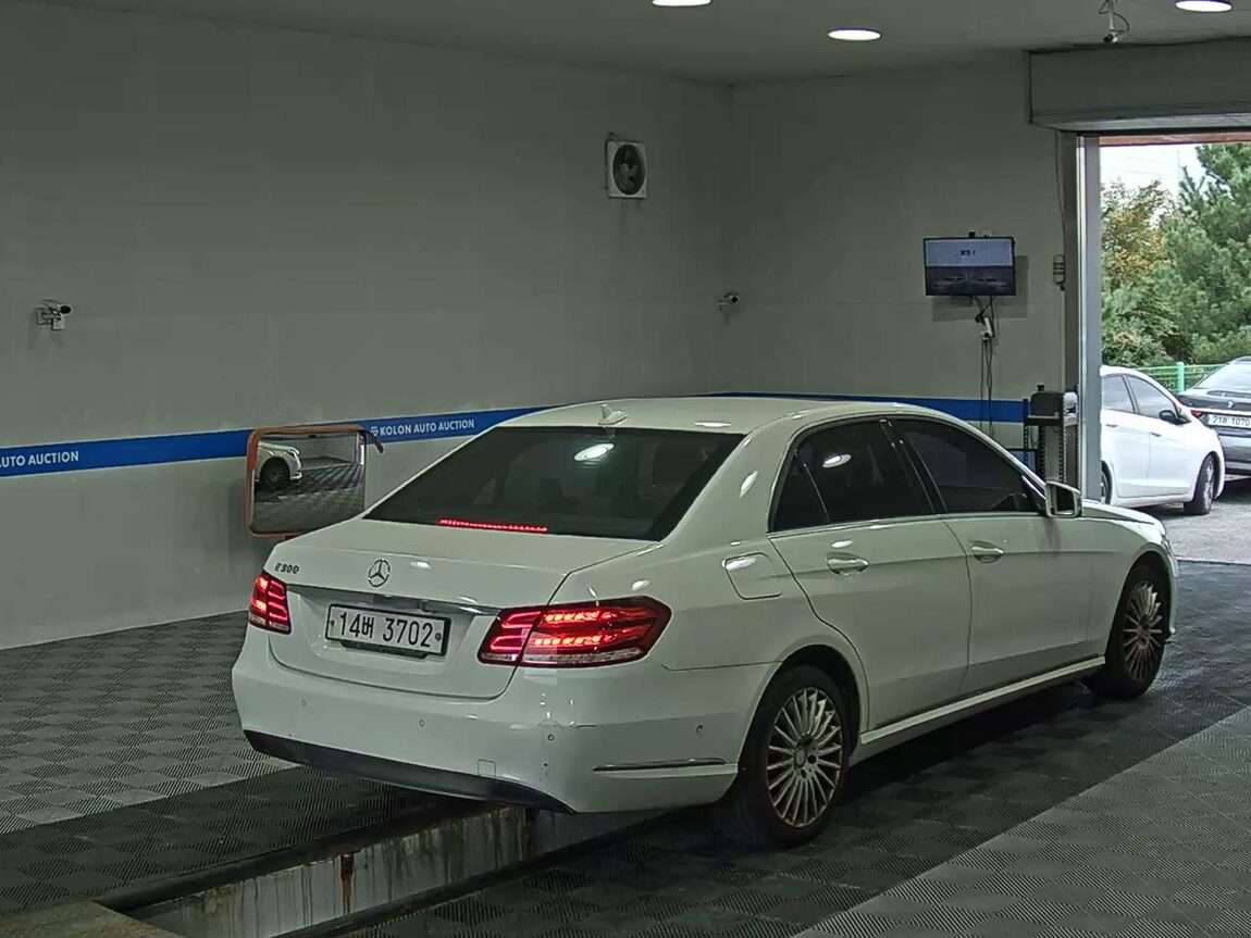 MERCEDES-BENZ E-CLASS (4TH GEN) E200 ELEGANCE 2014 - zdjęcie 5