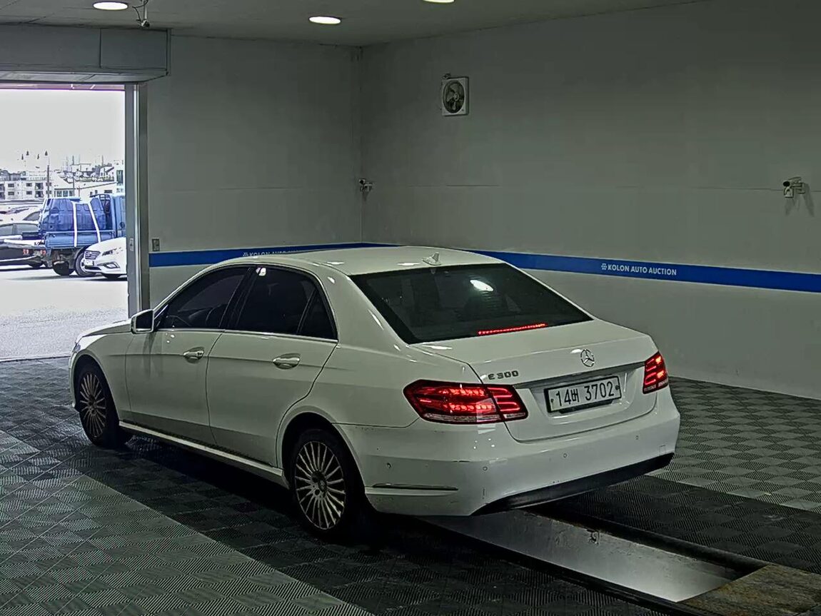 MERCEDES-BENZ E-CLASS (4TH GEN) E200 ELEGANCE 2014 - zdjęcie 6