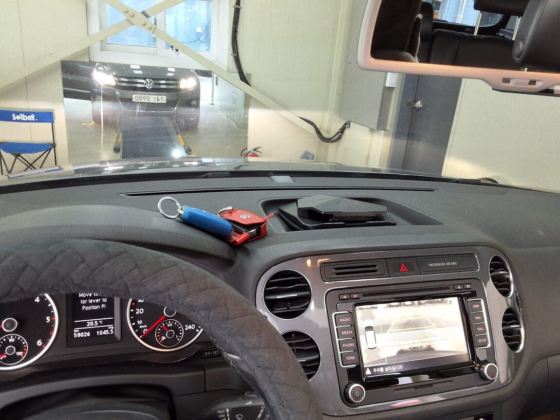 VOLKSWAGEN TIGUAN 2.0 TDI BLUEMOTION PREMIUM 2016 - zdjęcie 25