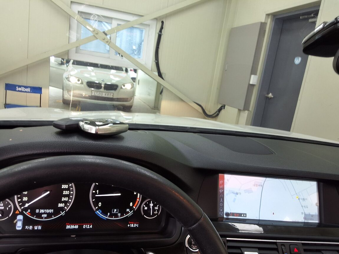 BMW 5 SERIES (6TH GEN) 520d 2012 - zdjęcie 25