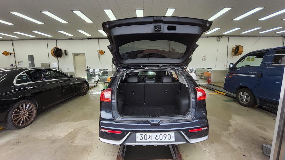 KIA NIRO 1.6 HYBRID PRESTIGE 2018 - zdjęcie 15