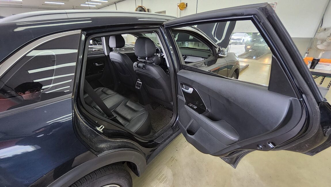 KIA NIRO 1.6 HYBRID PRESTIGE 2018 - zdjęcie 13