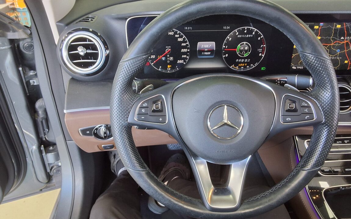 MERCEDES-BENZ E-CLASS (5TH GEN) E300 AVANTGARDE 2017 - zdjęcie 17