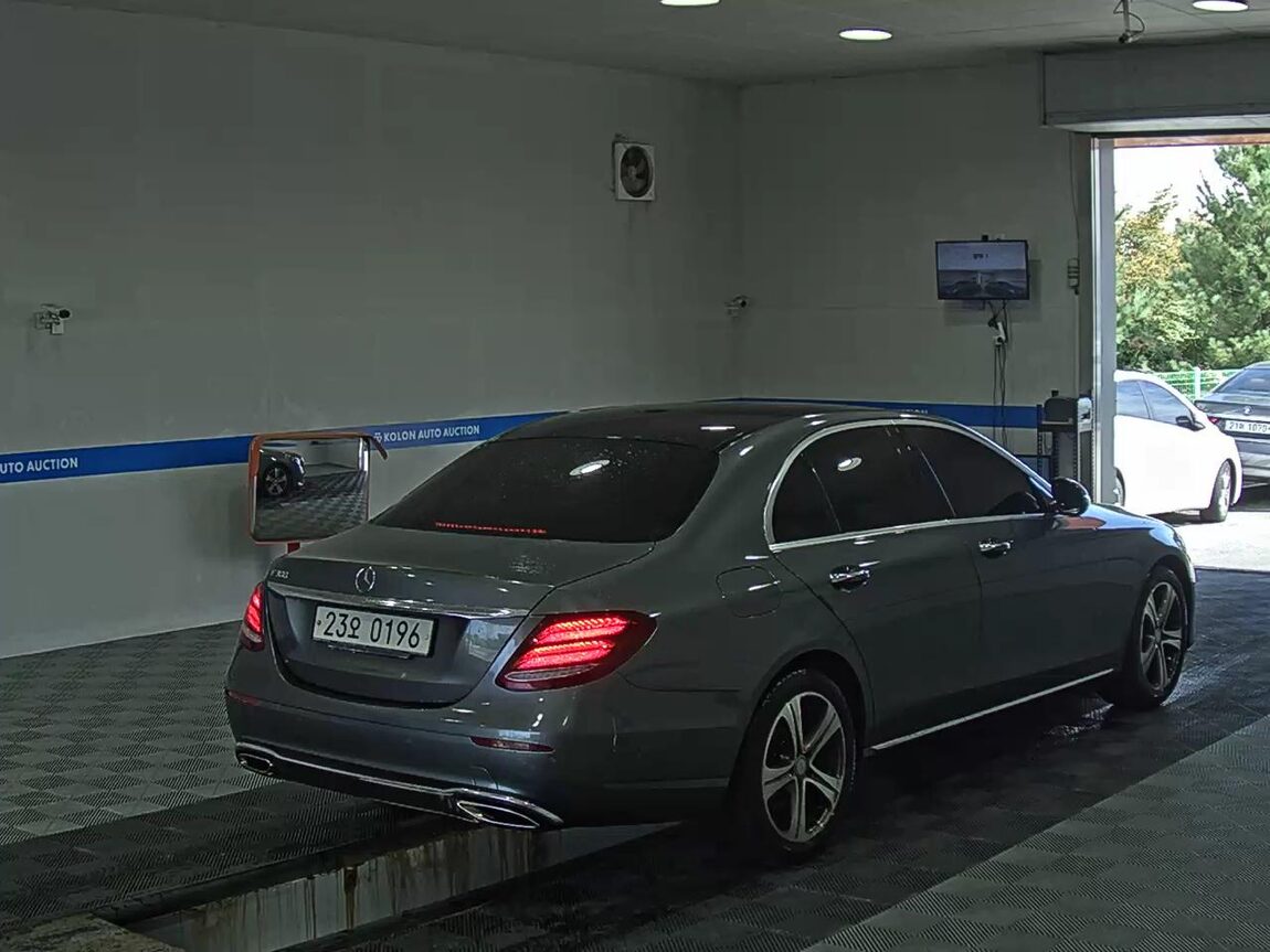 MERCEDES-BENZ E-CLASS (5TH GEN) E300 AVANTGARDE 2017 - zdjęcie 5