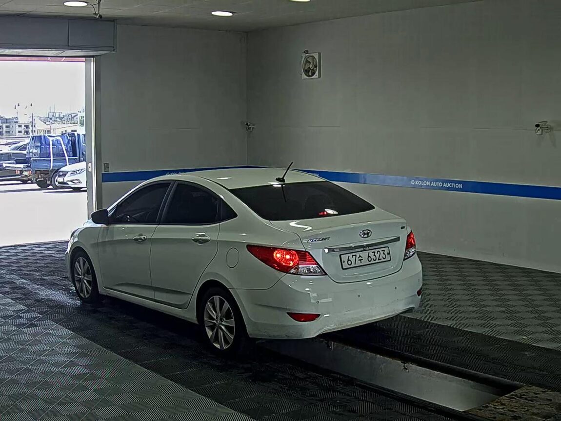 HYUNDAI NEW ACCENT 1.6 GDI TOP 2012 - zdjęcie 6