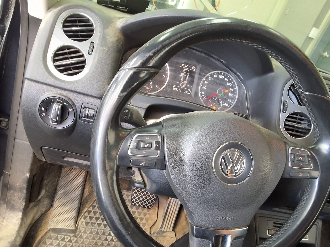 VOLKSWAGEN TIGUAN 2.0 TDI BLUEMOTION 2015 - zdjęcie 23