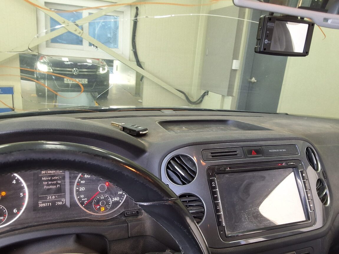 VOLKSWAGEN TIGUAN 2.0 TDI BLUEMOTION 2015 - zdjęcie 25
