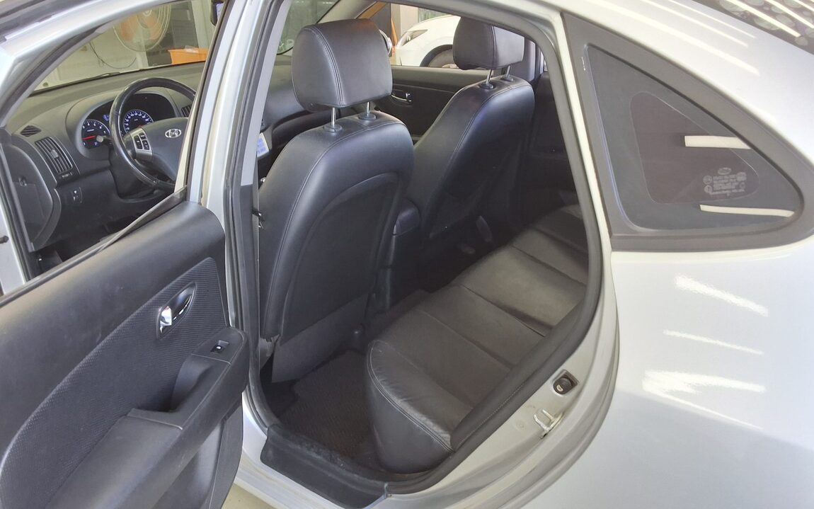 HYUNDAI AVANTE HD 1.6 VVT X16 BLACK SPECIAL 2010 - zdjęcie 12