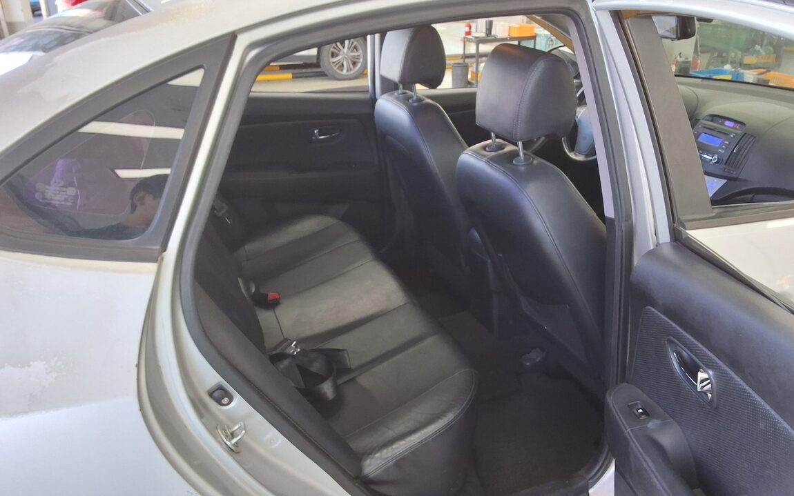 HYUNDAI AVANTE HD 1.6 VVT X16 BLACK SPECIAL 2010 - zdjęcie 13
