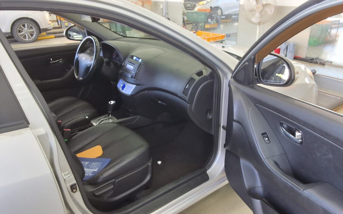 HYUNDAI AVANTE HD 1.6 VVT X16 BLACK SPECIAL 2010 - zdjęcie 14