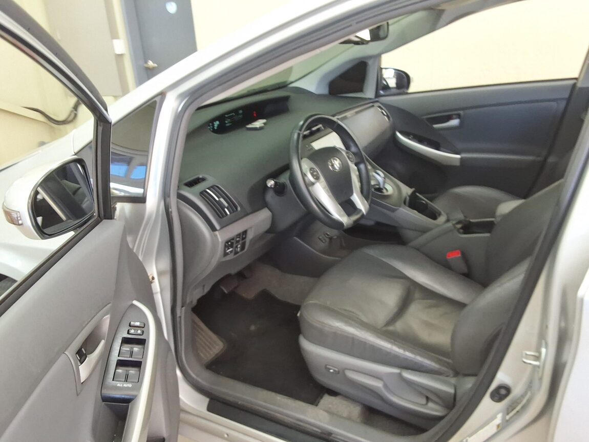 TOYOTA PRIUS (3RD GEN) 1.8 2011 - zdjęcie 11