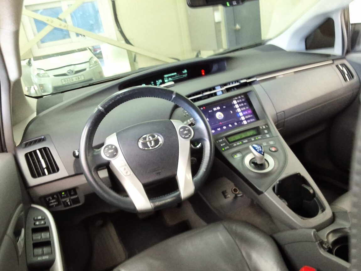 TOYOTA PRIUS (3RD GEN) 1.8 2011 - zdjęcie 12