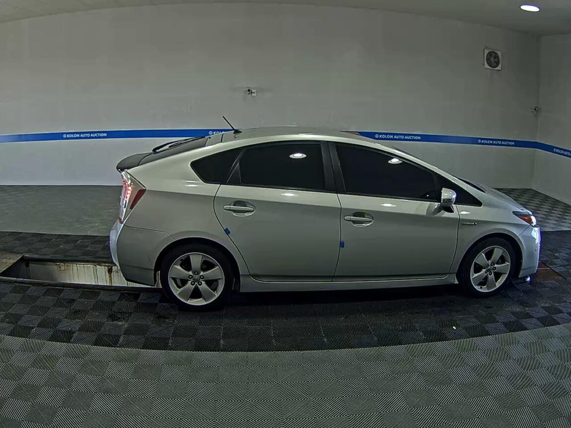TOYOTA PRIUS (3RD GEN) 1.8 2011 - zdjęcie 4