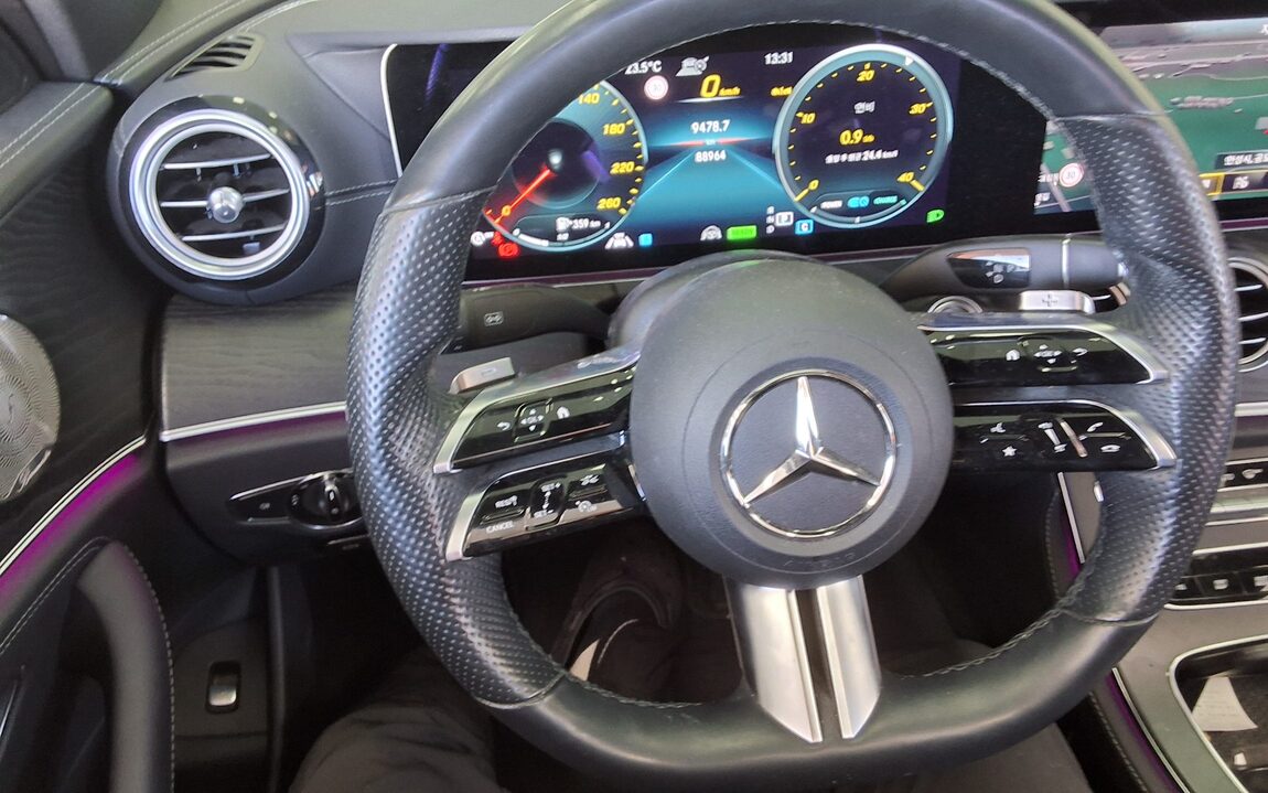 MERCEDES-BENZ E-CLASS (5TH GEN) E220d 4MATIC AMG LINE 2022 - zdjęcie 17