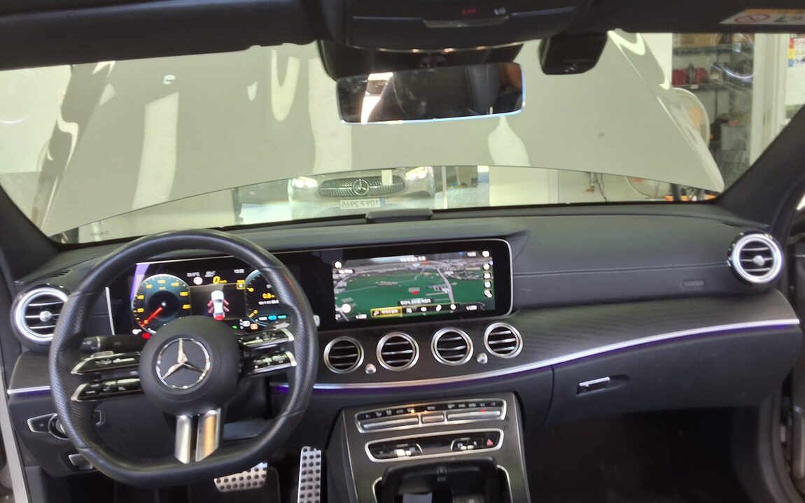 MERCEDES-BENZ E-CLASS (5TH GEN) E220d 4MATIC AMG LINE 2022 - zdjęcie 11