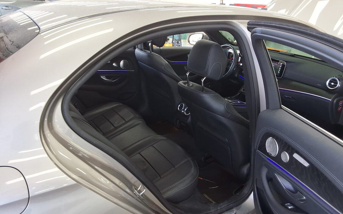 MERCEDES-BENZ E-CLASS (5TH GEN) E220d 4MATIC AMG LINE 2022 - zdjęcie 13