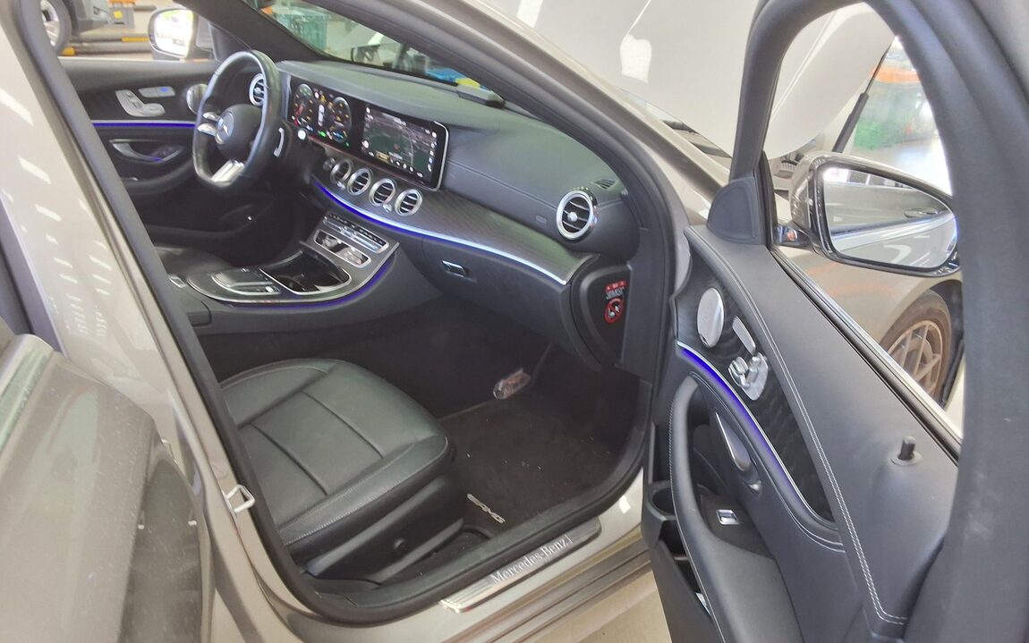 MERCEDES-BENZ E-CLASS (5TH GEN) E220d 4MATIC AMG LINE 2022 - zdjęcie 14