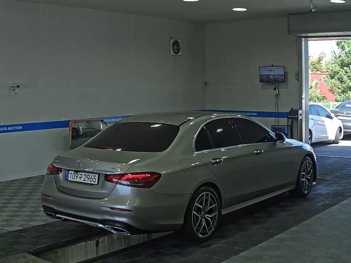 MERCEDES-BENZ E-CLASS (5TH GEN) E220d 4MATIC AMG LINE 2022 - zdjęcie 5
