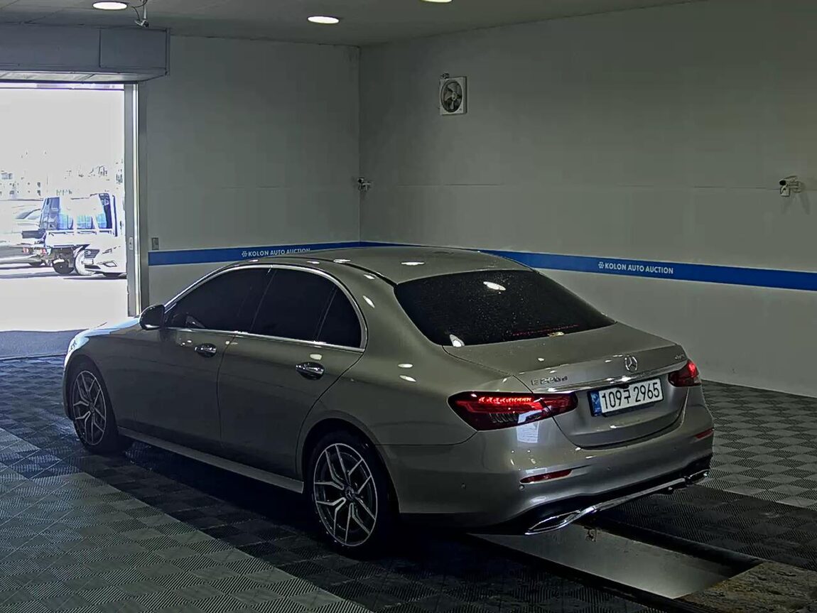 MERCEDES-BENZ E-CLASS (5TH GEN) E220d 4MATIC AMG LINE 2022 - zdjęcie 6