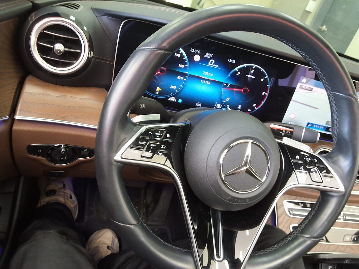MERCEDES-BENZ E-CLASS (5TH GEN) E220d 4MATIC EXCLUSIVE 2021 - zdjęcie 23