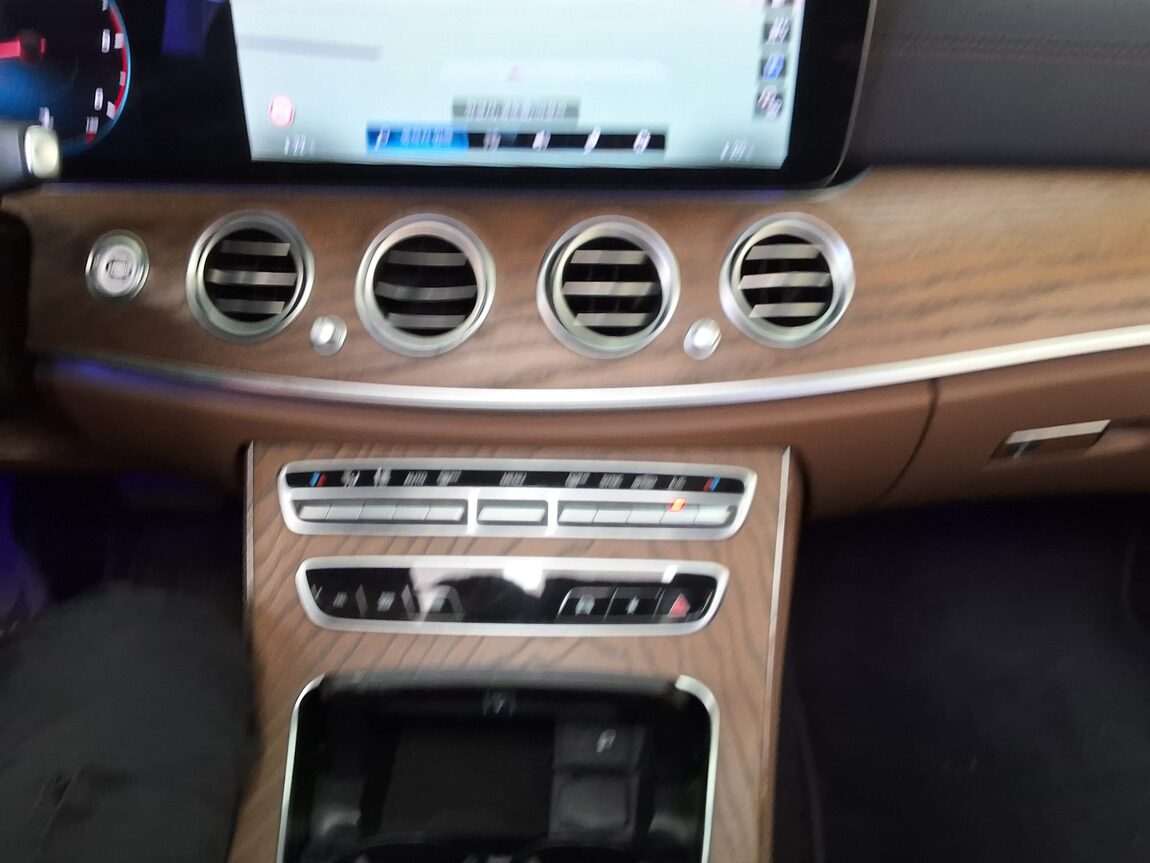 MERCEDES-BENZ E-CLASS (5TH GEN) E220d 4MATIC EXCLUSIVE 2021 - zdjęcie 24