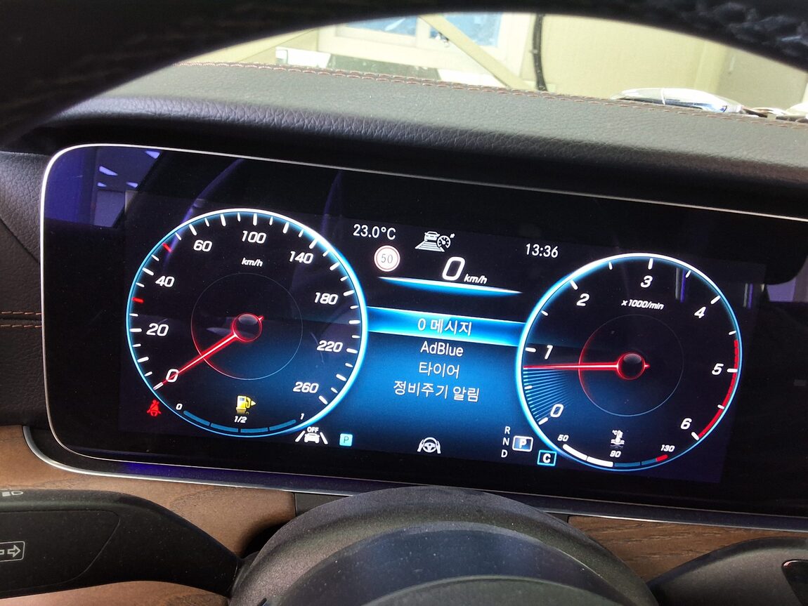 MERCEDES-BENZ E-CLASS (5TH GEN) E220d 4MATIC EXCLUSIVE 2021 - zdjęcie 26