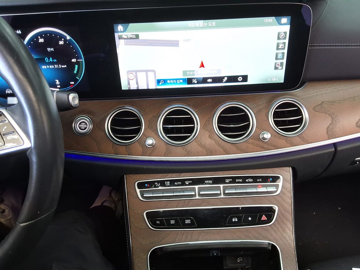 MERCEDES-BENZ E-CLASS (5TH GEN) E220d 4MATIC EXCLUSIVE 2021 - zdjęcie 24
