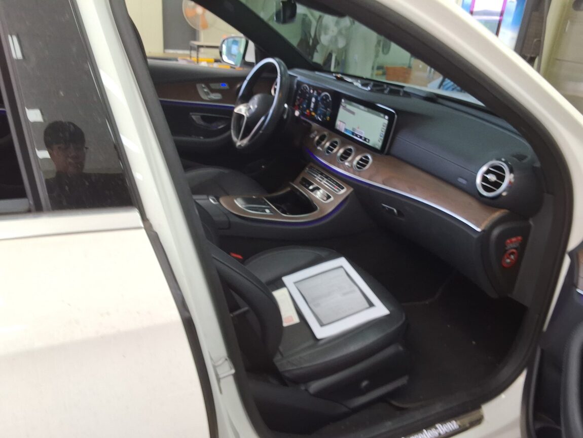 MERCEDES-BENZ E-CLASS (5TH GEN) E220d 4MATIC EXCLUSIVE 2021 - zdjęcie 15