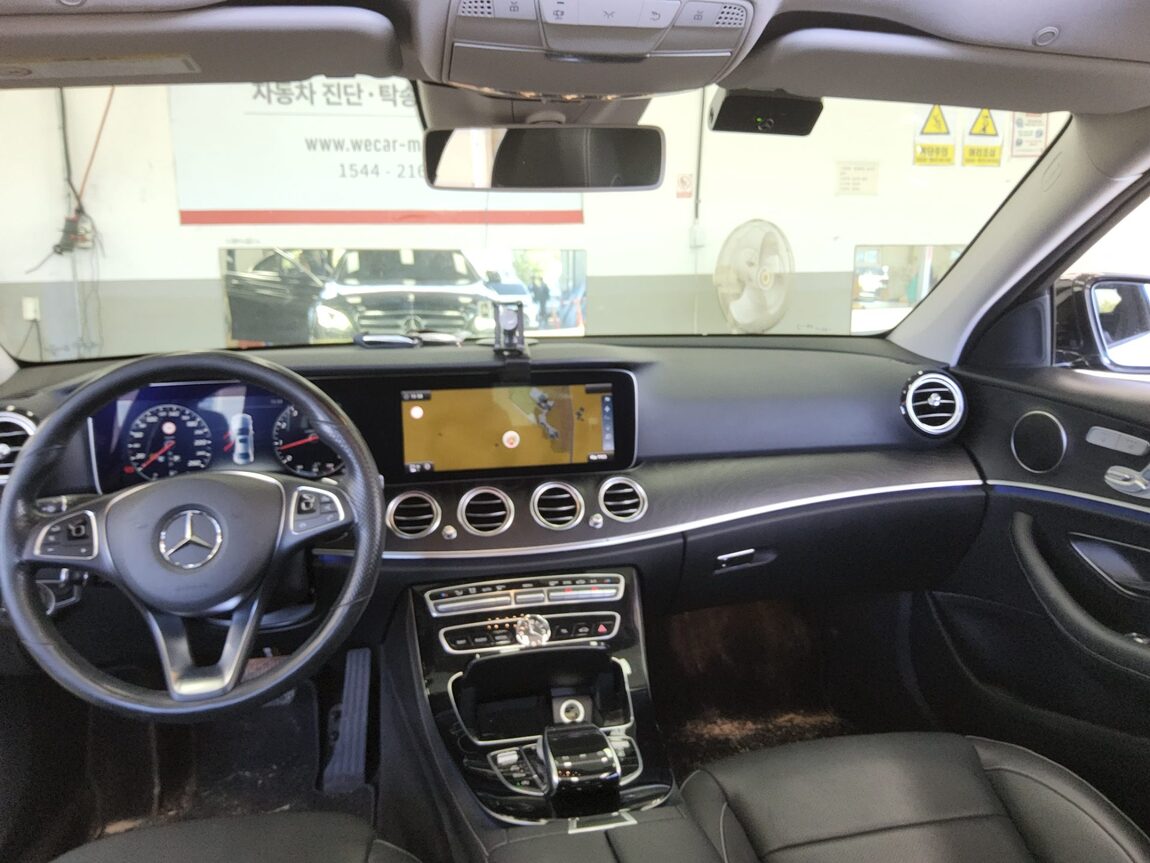 MERCEDES-BENZ E-CLASS (5TH GEN) E300 AVANTGARDE 2017 - zdjęcie 11