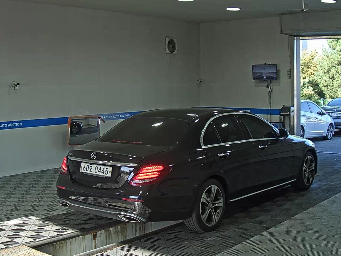 MERCEDES-BENZ E-CLASS (5TH GEN) E300 AVANTGARDE 2017 - zdjęcie 5