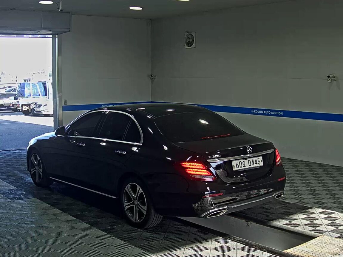 MERCEDES-BENZ E-CLASS (5TH GEN) E300 AVANTGARDE 2017 - zdjęcie 6