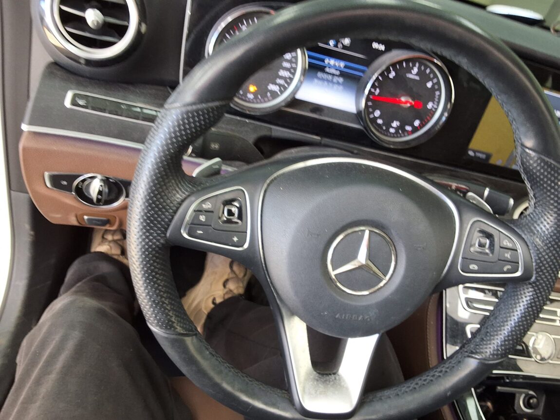 MERCEDES-BENZ E-CLASS (5TH GEN) E220d 4MATIC AVANTGARDE 2017 - zdjęcie 23