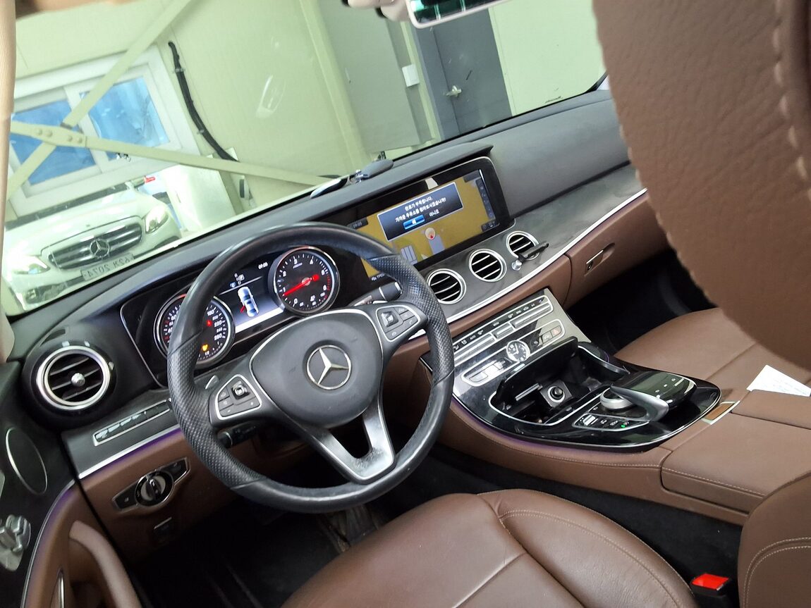 MERCEDES-BENZ E-CLASS (5TH GEN) E220d 4MATIC AVANTGARDE 2017 - zdjęcie 12